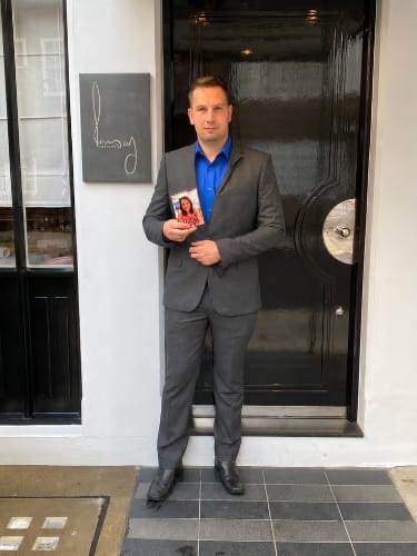 Me outside Restaurant Gordon Ramsay, holding a photo of Mum