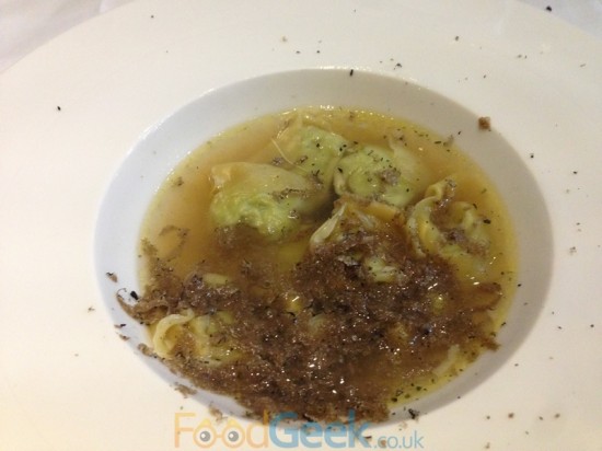 Tortellini di bietoli in brodo con tartuffo nero