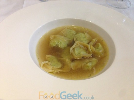 Tortellini di bietoli in brodo con tartuffo nero